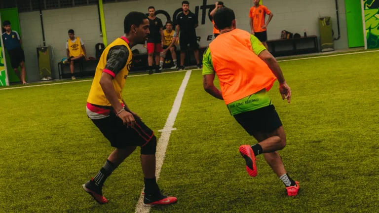 dois jogares mais velho jogando futebol