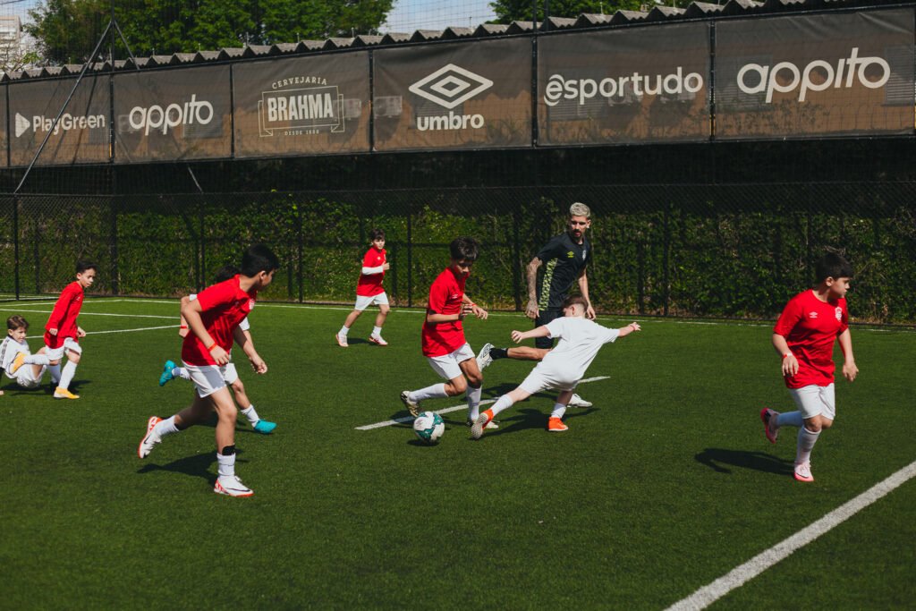 crianças jogando futebol