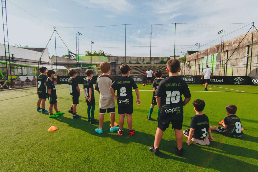 crianças jogando futebol
