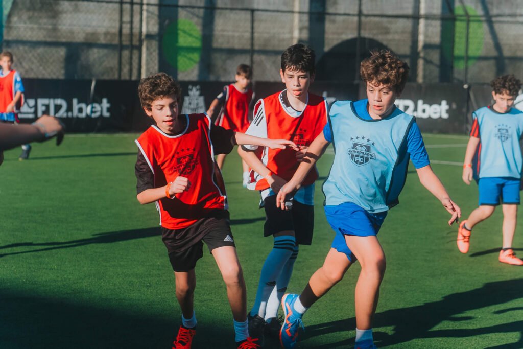 crianças jogando futebol