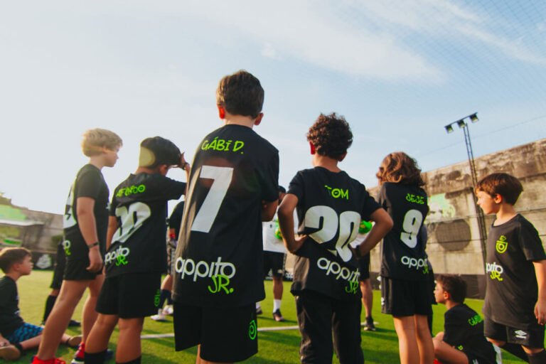 alunos de nossa escola de futebol em aquecimento pré treino