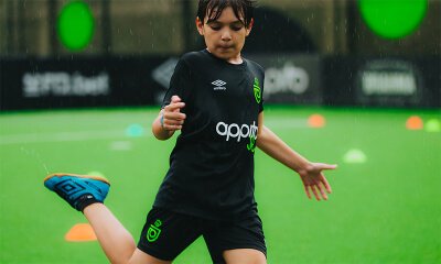 criança durante jogo de futebol