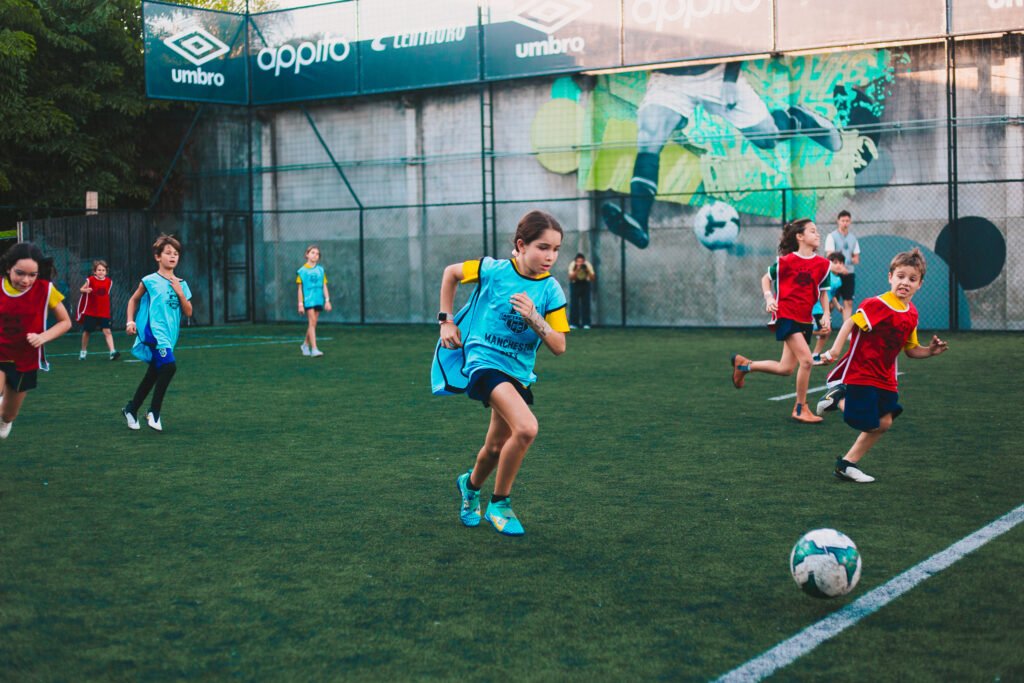 crianças durante partida de futebol