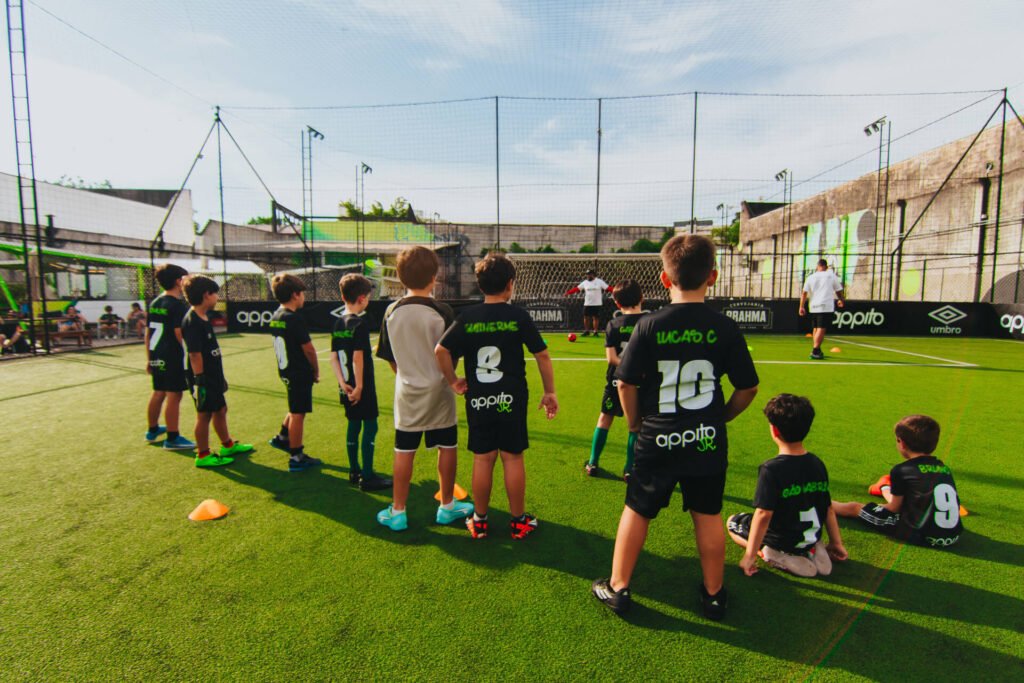crianças no campo de futebol da Appito