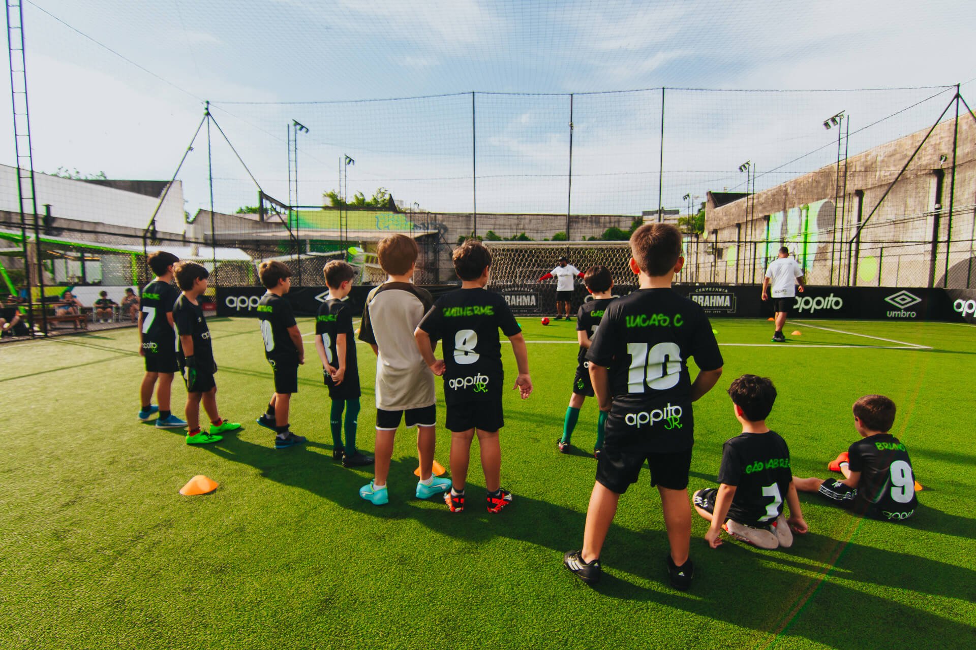 crianças no campo de futebol da Appito