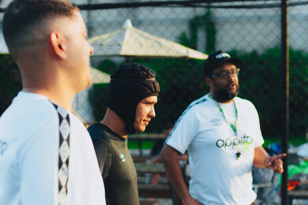 técnico de escolinha de futebol dando instruções
