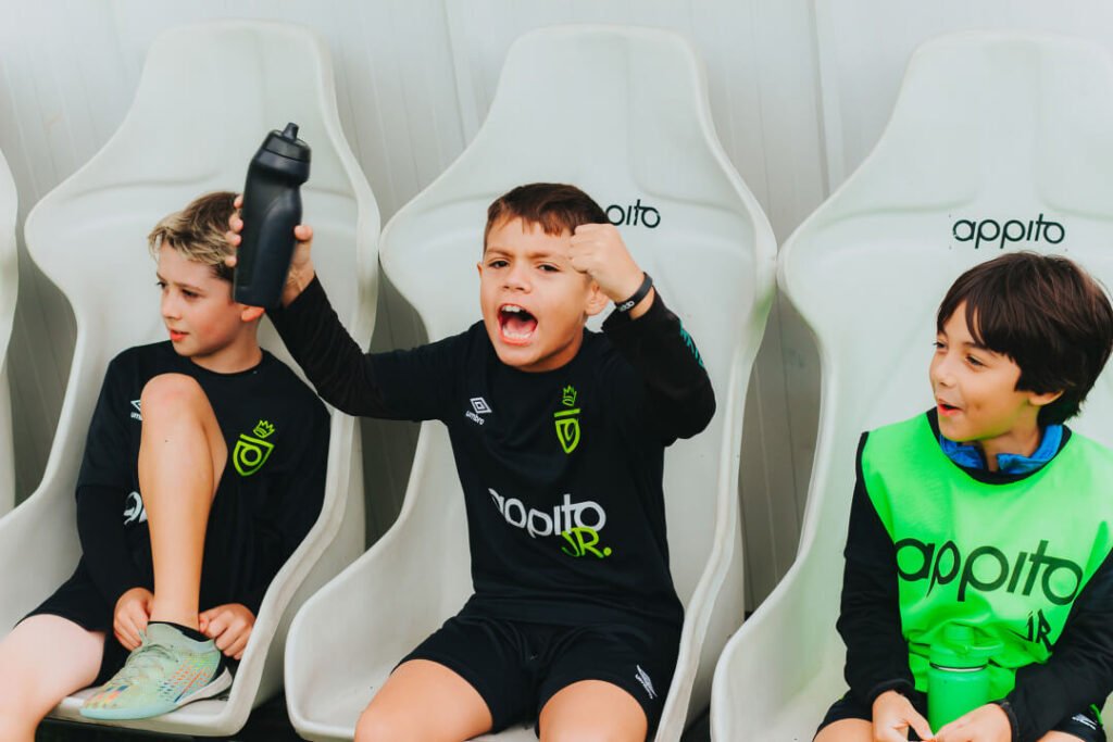 crianças comemorando gol