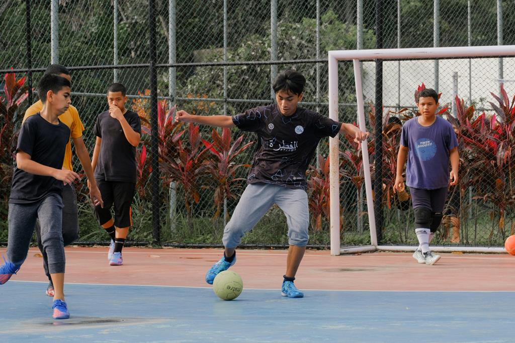 jovens jogando futebol