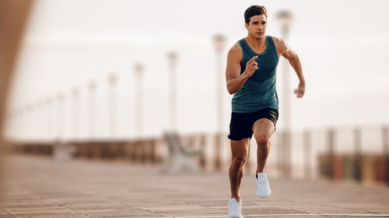 atleta correndo para melhorar o condicionamento físico