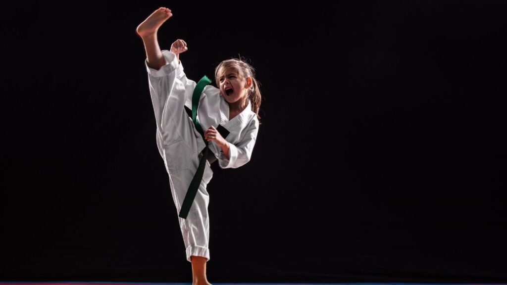 garota lutando karate