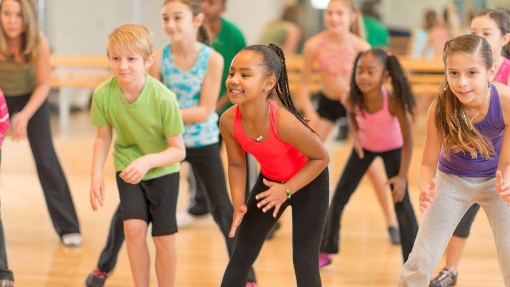 crianças durante aula de dança