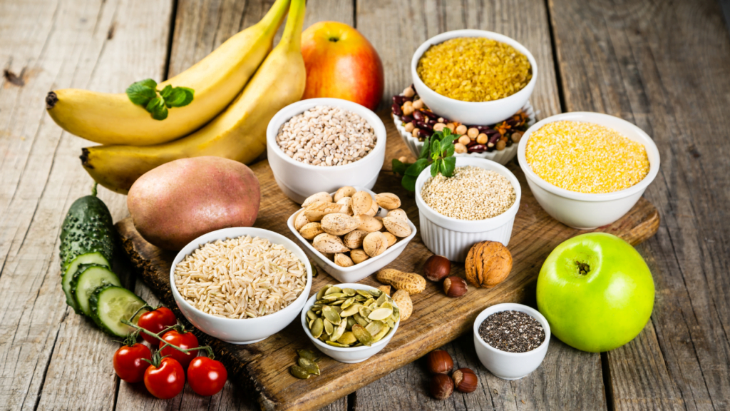 frutas e carboidratos dispostos em cima de uma mesa