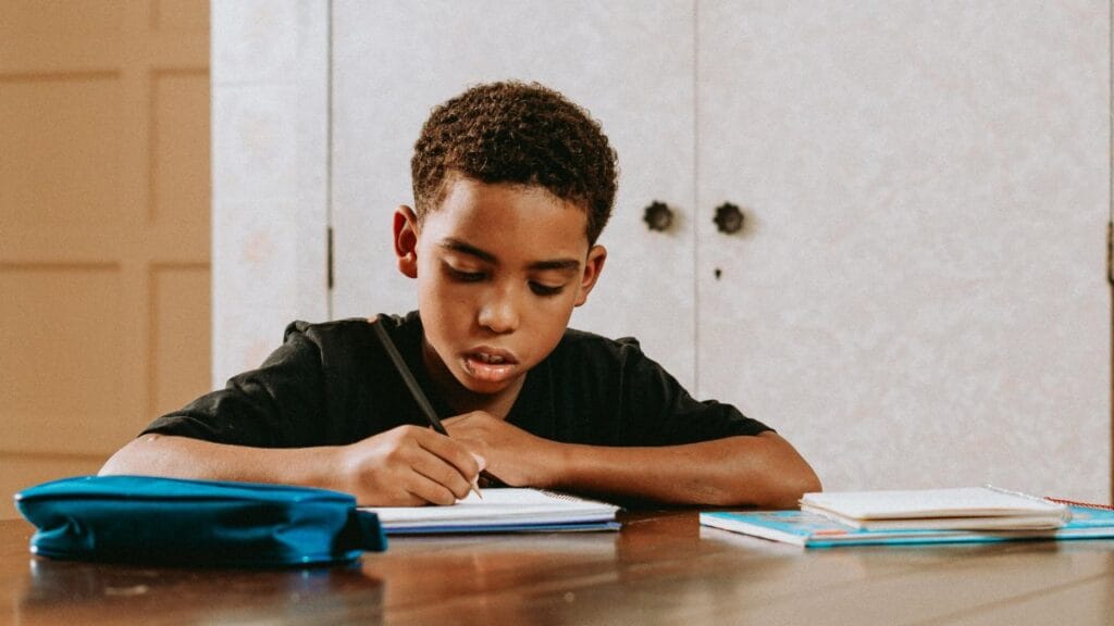 criança estudando focada