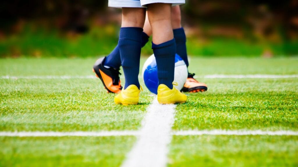 atletas no meio do campo de futebol