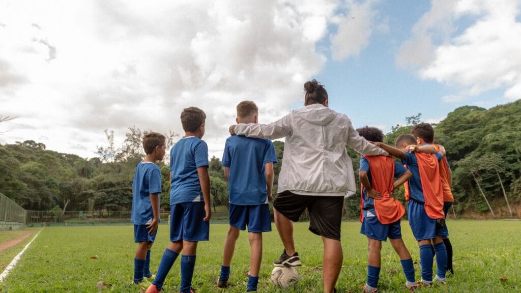 alunos e técnico juntos em campo