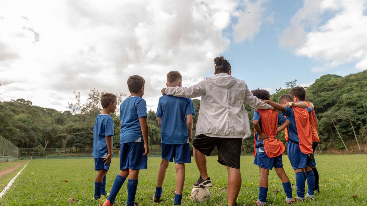 alunos e técnico juntos em campo