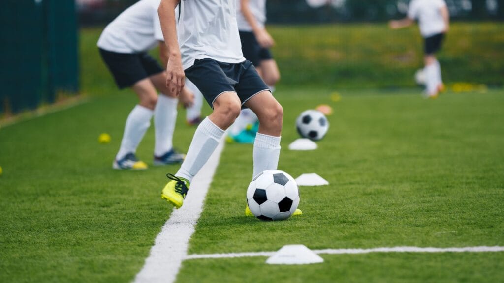 jogadores durante treinamento no campo