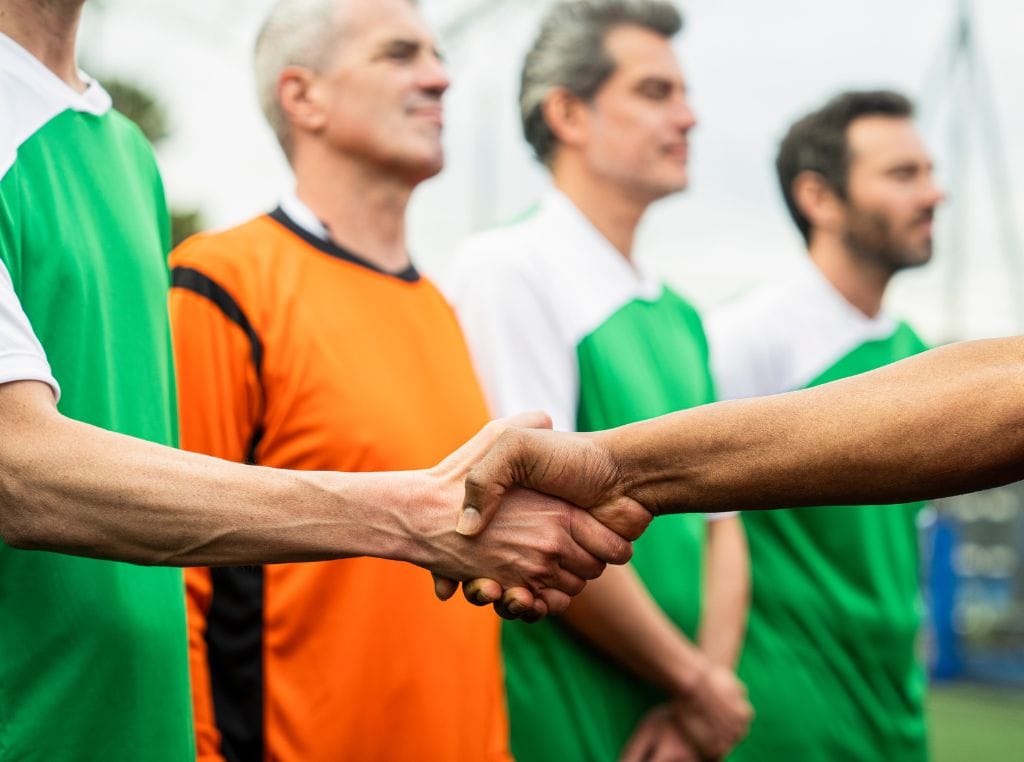 Decida o formato do torneio (eliminatório, pontos corridos ou fases de grupos), tempo de jogo e critérios de desempate.