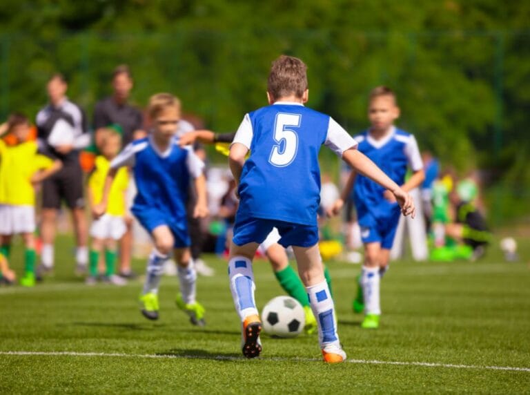 Crianças atletas: benefícios e dicas para iniciar no futebol