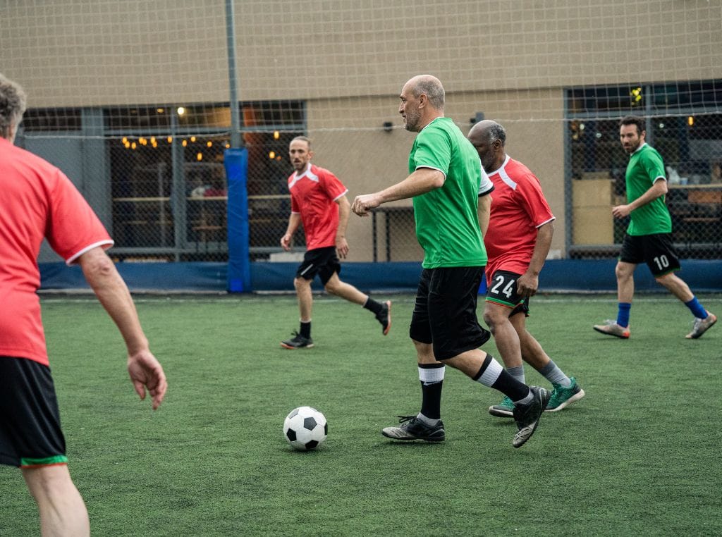 No futebol de várzea, a paixão pelo esporte se manifesta de forma pura e intensa.