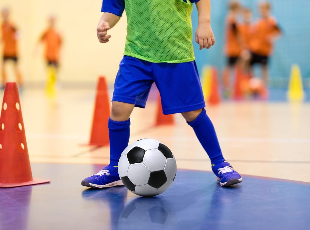 A estrutura das escolinhas é pensada para proporcionar um aprendizado gradual. Crianças mais novas começam com atividades lúdicas, que estimulam a coordenação motora e o contato com a bola de forma leve e divertida.