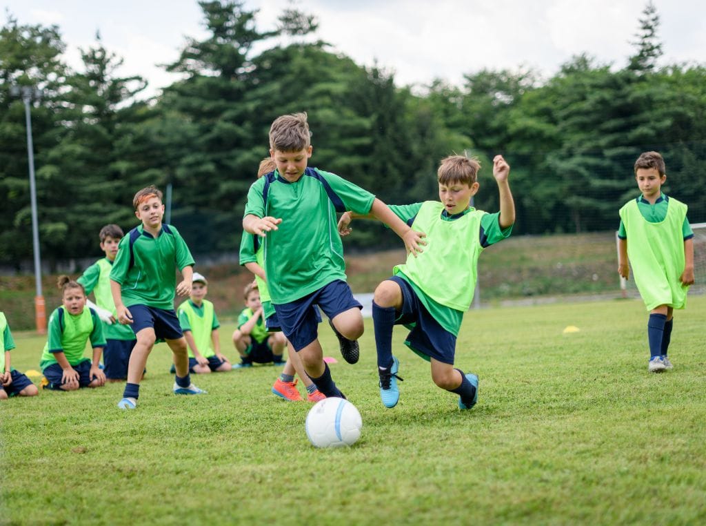 Os treinos são estruturados conforme a idade e o nível de habilidade dos alunos, equilibrando o desenvolvimento físico, motor e cognitivo com jogos interativos e dinâmicas que estimulam a criatividade, a disciplina e o trabalho em equipe.