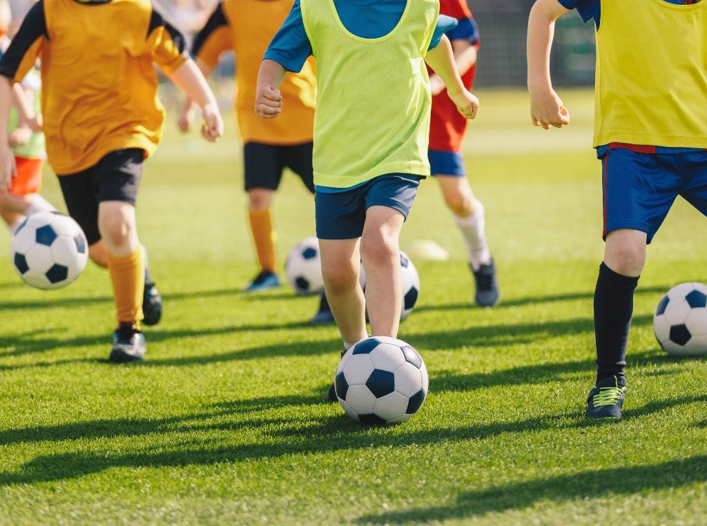 A prática esportiva tem um impacto significativo no desenvolvimento esportivo infantil, trazendo benefícios que vão além do condicionamento físico.