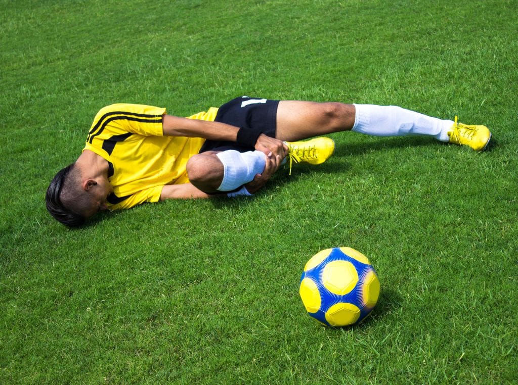 A fisioterapia atua diretamente na prevenção de lesões comuns no futebol, como torções, estiramentos musculares e lesões ligamentares.
