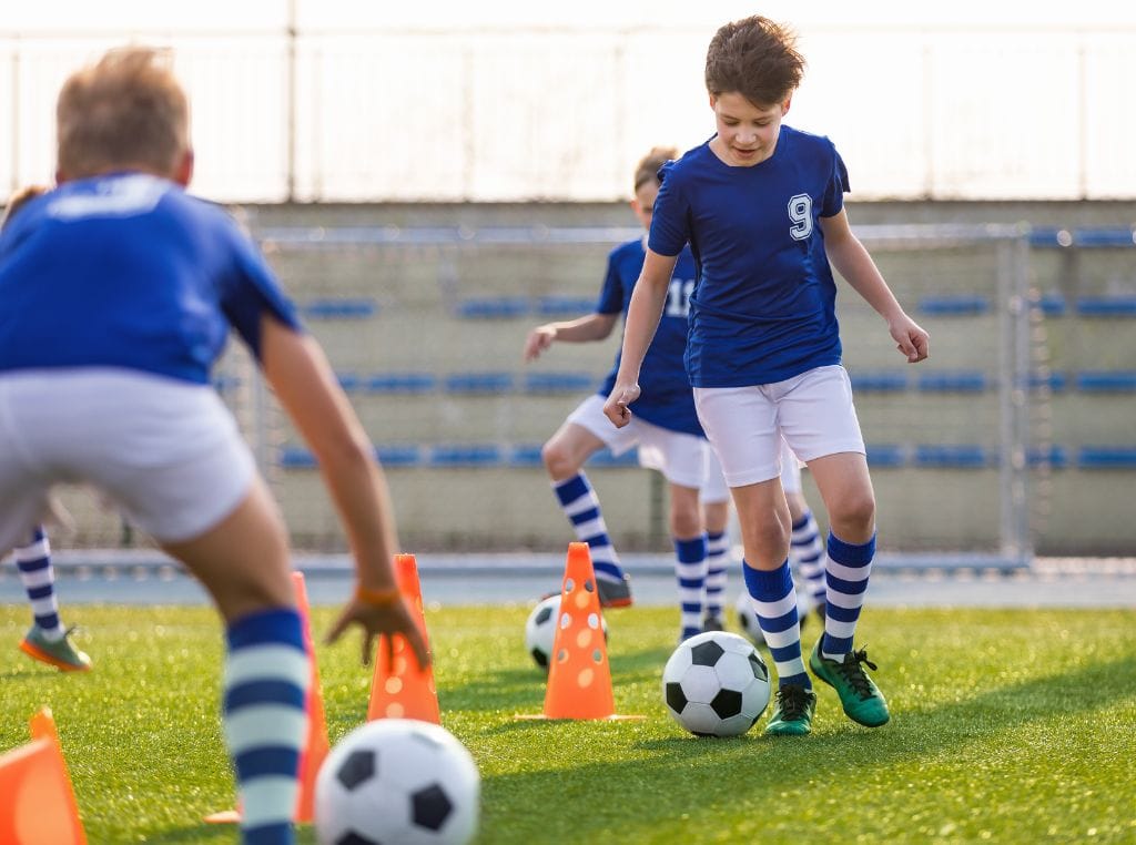 Os clubes locais são a base do futebol, oferecendo muito mais do que aprendizado esportivo.
