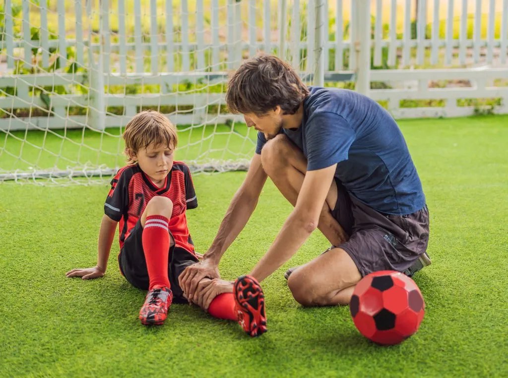A dor no joelho em jogadores amadores é geralmente causada por uma combinação de fatores relacionados à falta de preparo físico e aos movimentos intensos do futebol.