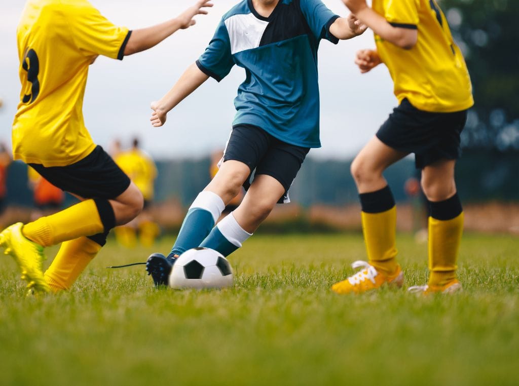 Além dos treinos nas escolinhas de futebol, os pais podem contribuir praticando atividades recreativas em casa. Jogos de passe, controle de bola e condução podem ser feitos no quintal, na praça ou até em espaços reduzidos.