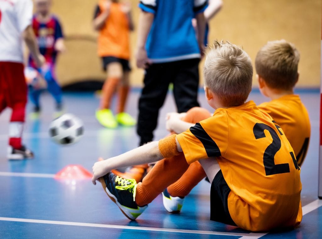 Com exercícios dinâmicos e atividades que simulam situações reais do jogo, os pequenos aprendem fundamentos como passe, drible, controle de bola e finalização de forma interativa e envolvente.