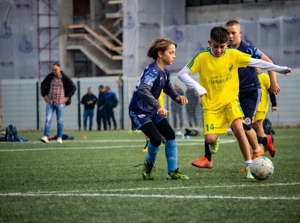 No futebol infantil, o desenvolvimento de habilidades técnicas é essencial para que os pequenos atletas cresçam no esporte com confiança e domínio dos fundamentos.