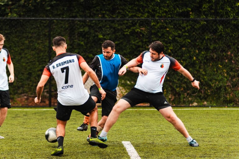 Como voltar a jogar futebol depois dos 30 (sem se machucar)