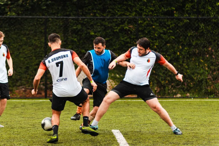 Como voltar a jogar futebol depois dos 30 (sem se machucar)